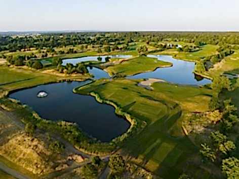 Große Wasserflächen umgeben von Golfgrüns mit weitläufigem Blick auf Umgebung