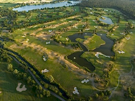 Luftaufnahme von Golfplatz mit Golfbahnen und Wasserelementen