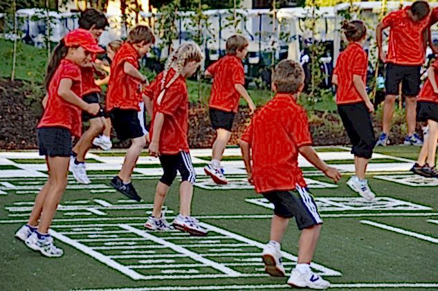 Kinder beim Training auf dem Athletikplatz