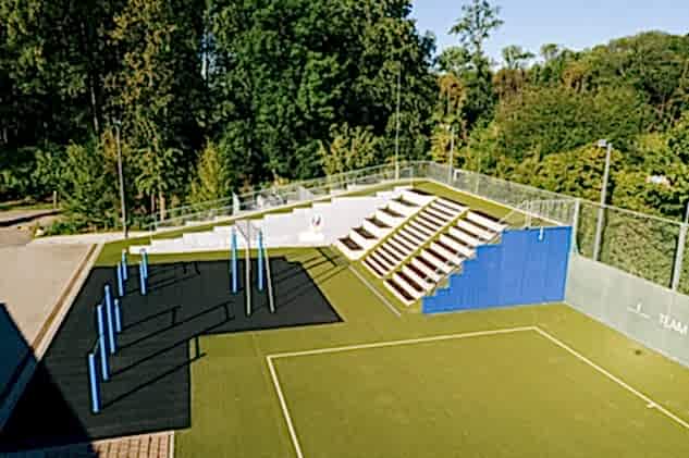 Athletikplatz im Freien mit Kletterstangen und Treppen