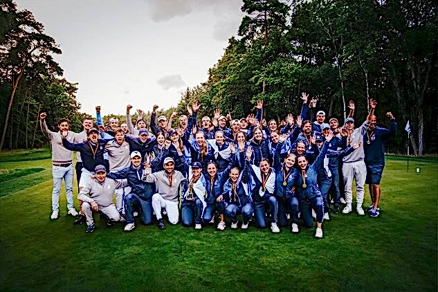 Gruppenfoto der jubelnden Herren- und Damenteams des Golf Club St. Leon-Rot beim Final Four Titelgewinn 2023 im GC Pfalz