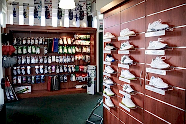 Schuhe und Golfhandschuhe im Pro Shop Sortiment des GC SLR