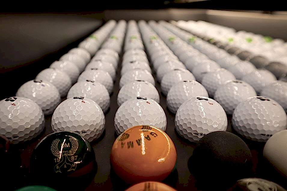 Verschiedene Golfbälle im Fitting Showroom