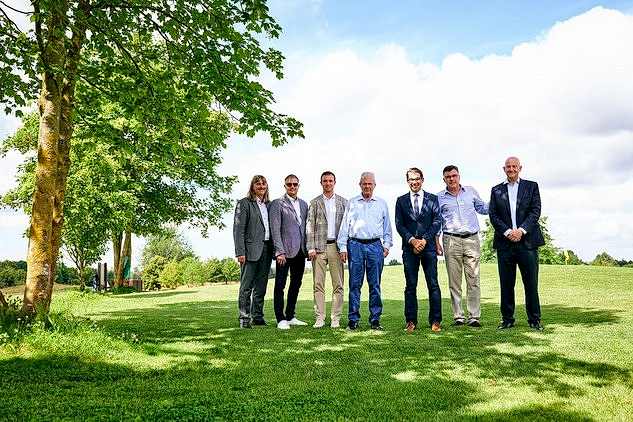 Gruppenbild mit Vertreter von GC SLR und Politik auf grünem Rasen mit Bäumen im Hintergrund