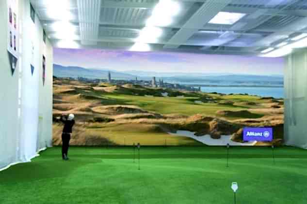 Putting- und Abschlagsbereich der Indoorhalle