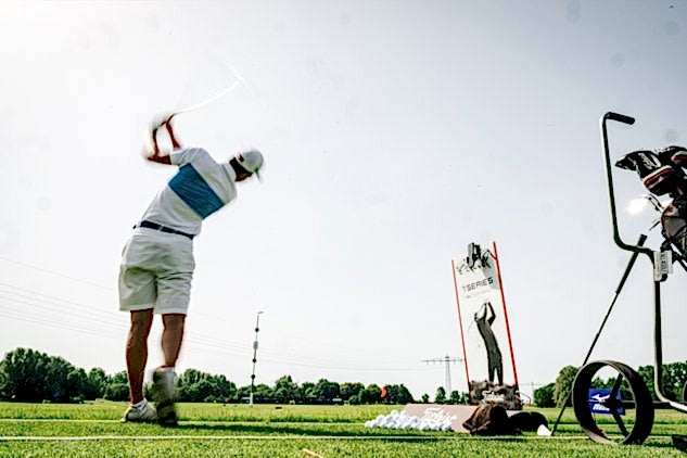 Ein Mitglied schlägt auf der Driving Range ab