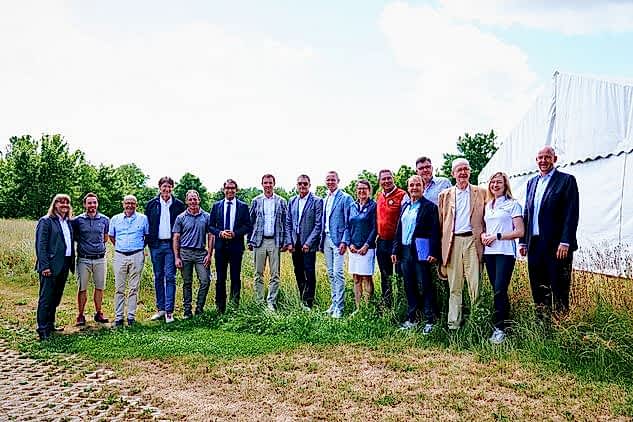 Gruppenfoto mit verschiedenen Vertretern aus Golf und Politik vor Magerwiese