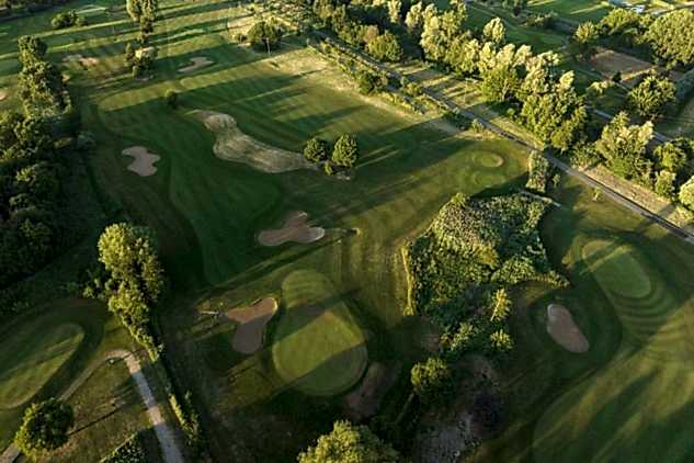 Blick auf Golfplatz mit Bäumen herum aus Vogelperspektive