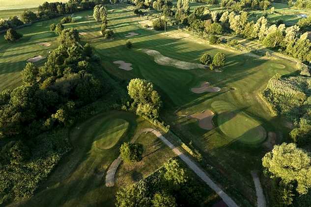 Blick auf Golfplatz mit Bäumen herum aus Vogelperspektive